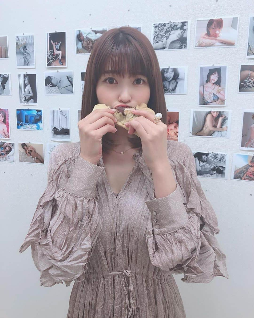 岸明日香さんのインスタグラム写真 - (岸明日香Instagram)「29歳になりましてん🥺笑 絶賛自粛中です👶  誕生日当日、去年は食当たりになり皆さんからもらったケーキを一口もたべられずww今年は自粛をし、なんなら誕生日やなぁ🥺よりも先におじいちゃんの命日やなぁ🥺が先にでてきちゃうけど笑 . . うちは人に恵まれて、大好きなお仕事ができてめっちゃ幸せ者です☺️ 次は芸歴９年目に突入します🌸 いつもありがとうね😌💕 ありがとうが止まらない🥺笑」4月11日 0時35分 - aspoo02