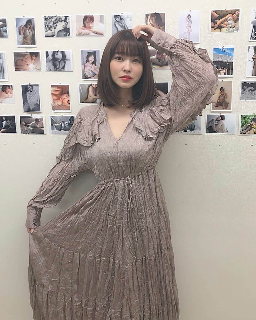 岸明日香さんのインスタグラム写真 - (岸明日香Instagram)「29歳になりましてん🥺笑 絶賛自粛中です👶  誕生日当日、去年は食当たりになり皆さんからもらったケーキを一口もたべられずww今年は自粛をし、なんなら誕生日やなぁ🥺よりも先におじいちゃんの命日やなぁ🥺が先にでてきちゃうけど笑 . . うちは人に恵まれて、大好きなお仕事ができてめっちゃ幸せ者です☺️ 次は芸歴９年目に突入します🌸 いつもありがとうね😌💕 ありがとうが止まらない🥺笑」4月11日 0時35分 - aspoo02