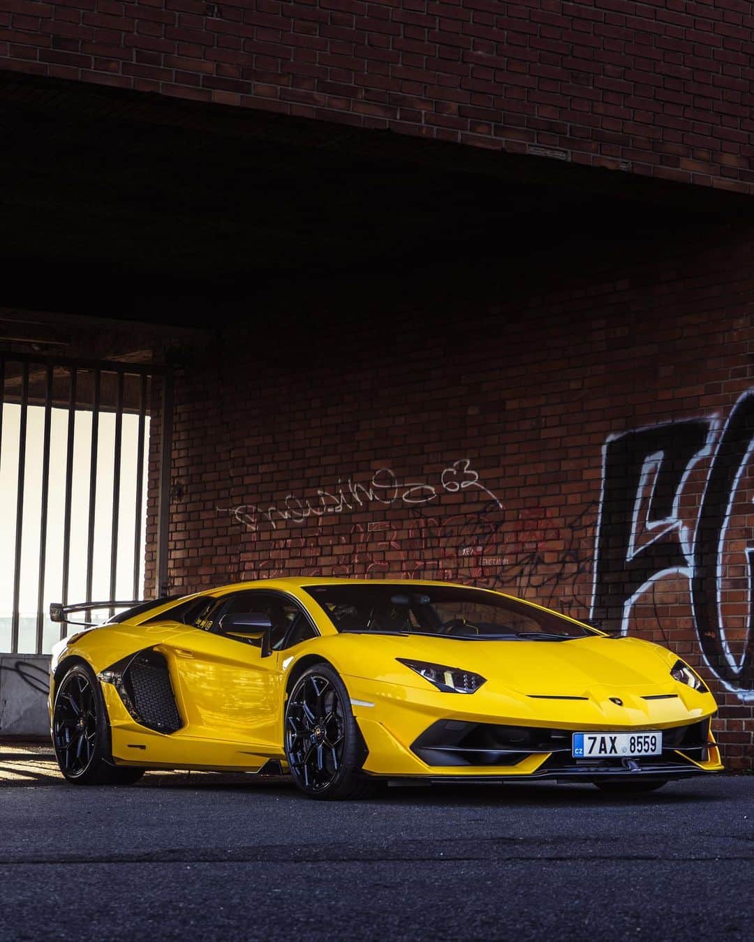 CarsWithoutLimitsさんのインスタグラム写真 - (CarsWithoutLimitsInstagram)「@bee_svj’s #AventadorSVJ. Yellow Or Black ?? #carswithoutlimits」4月11日 0時38分 - carswithoutlimits