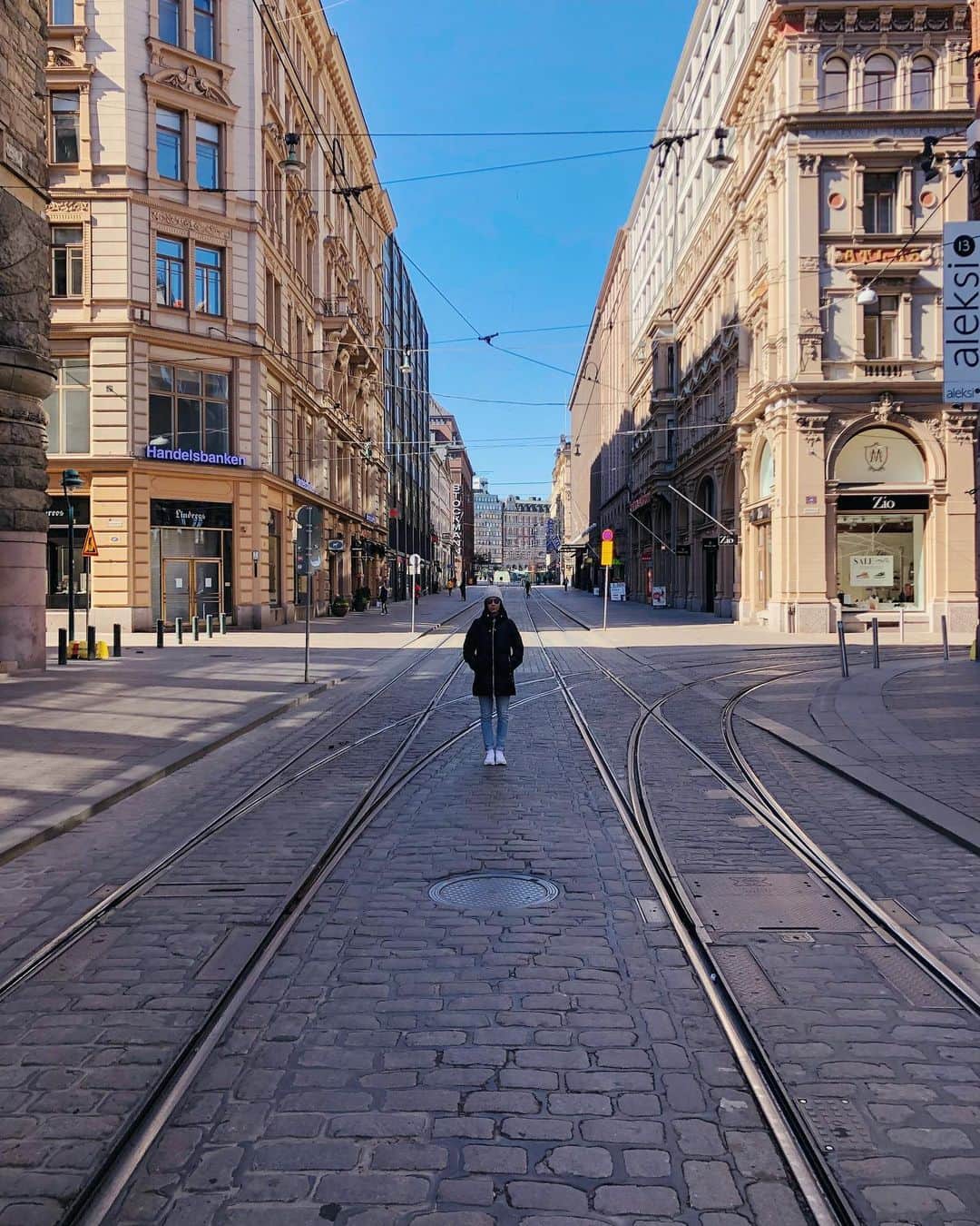 ラウラ・レピストのインスタグラム：「Käytiin kattelemassa kaupungin Pääsiäis-hulinaa.🐣 Kiireetöntä Pääsiäistä meille kaikille🙏🏼 Ihastellaan kevättä ja pidetään turvavälit - ei ollut ainakaan tänään ylitsepääsemättömän vaikea tehtävä🙊 . . . . #pääsiäinen #helsinki #turvaväli #socialdistancing #easter」