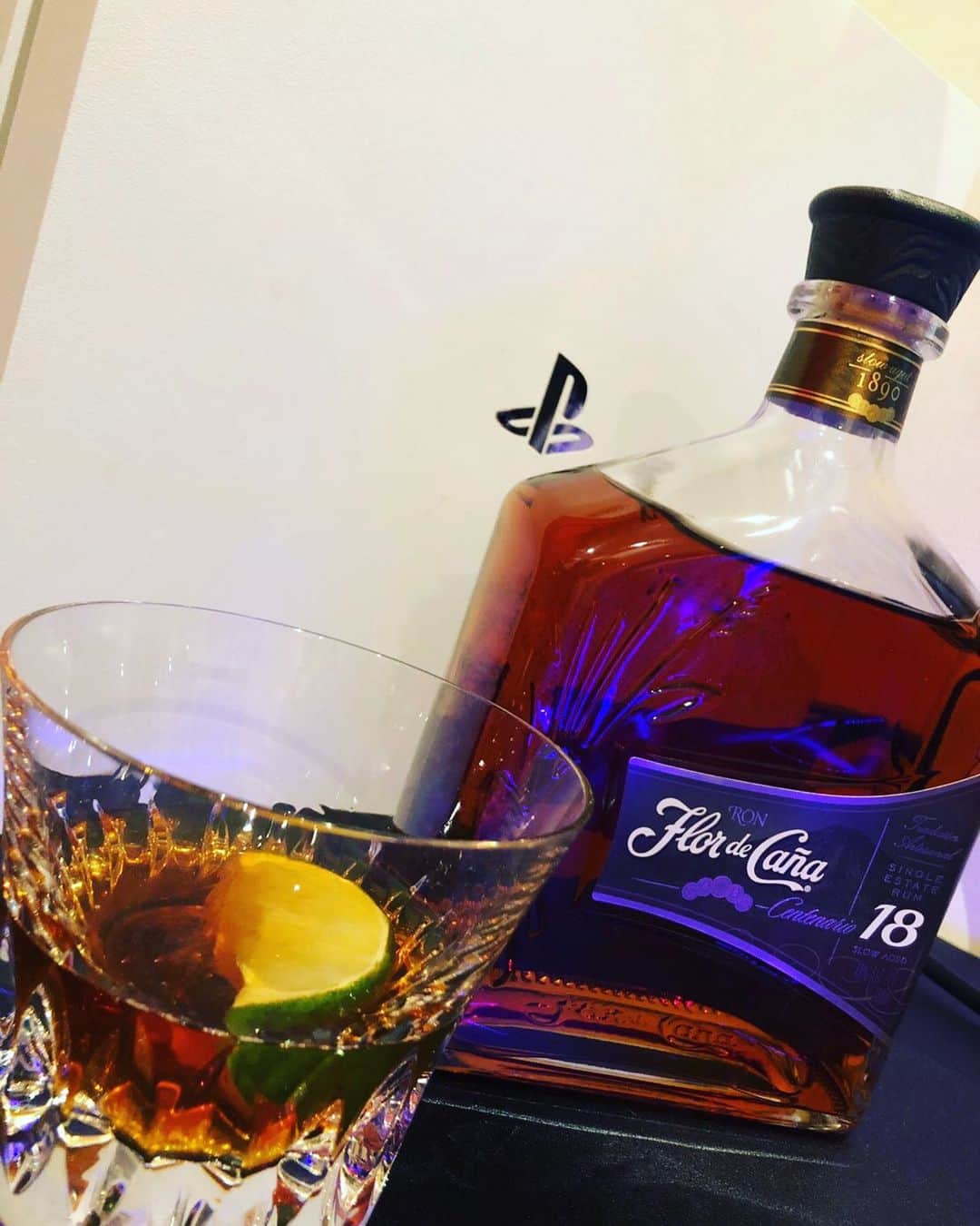 木村良平さんのインスタグラム写真 - (木村良平Instagram)「登録者さん10万人を、好きな酒で祝う。 #ありがとう #フロールデカーニャ #ゲーム実況」4月11日 0時49分 - ryouhey_drunk