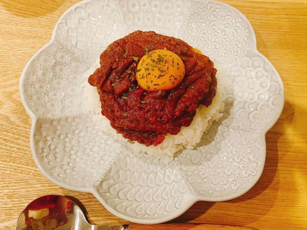 奥山レイカさんのインスタグラム写真 - (奥山レイカInstagram)「キーマカレー😶 #金曜日はカレー に投稿しようと思ってたから金曜中に上げようとしてたんだけどな🤔？ #おうちごはん #料理 #うちごはん記録 #カレー #キーマカレー #おうちごはん部 #夜ごはん #うつわ好き #よしざわ窯 #うつわのある暮らし」4月11日 0時50分 - rks631