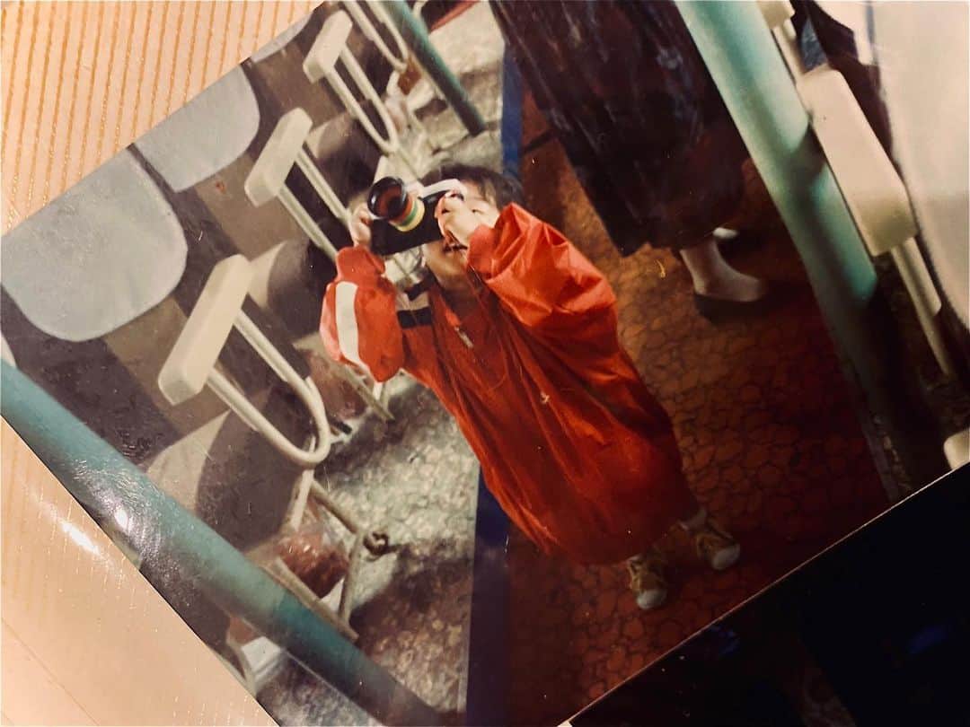 ソジン のインスタグラム：「1989. 버스. 어른옷입고 카메라 보는 나. 누르면 안에서 사진 바뀌는 장난감 카메라.」