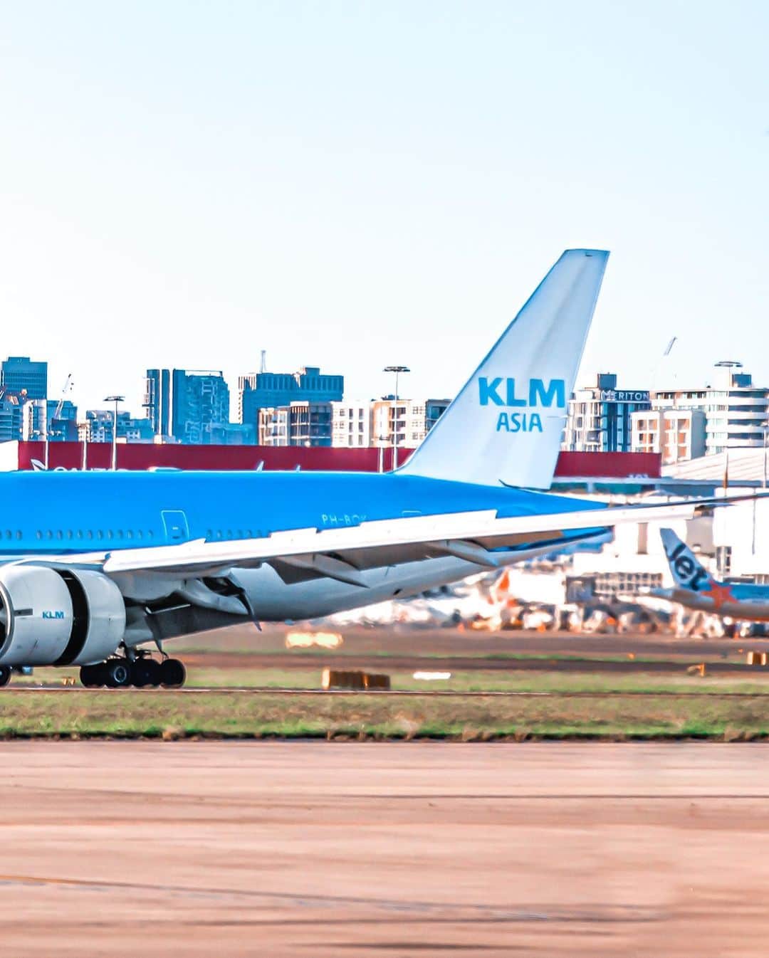 KLMオランダ航空さんのインスタグラム写真 - (KLMオランダ航空Instagram)「For the first time in 20 years, a KLM aircraft landed at Sydney Airport. Its mission: to bring back stranded Dutch travellers from the Australian continent. ✈️#KLM 📸 by Dan Chee」4月11日 1時00分 - klm