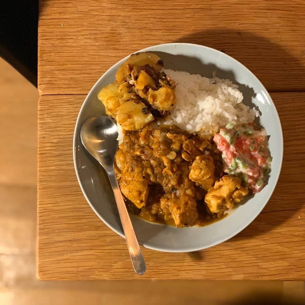 のインスタグラム：「チキントック　ポテトマサラ　ライタ . #curry#curryrice#カレー#カレー部」
