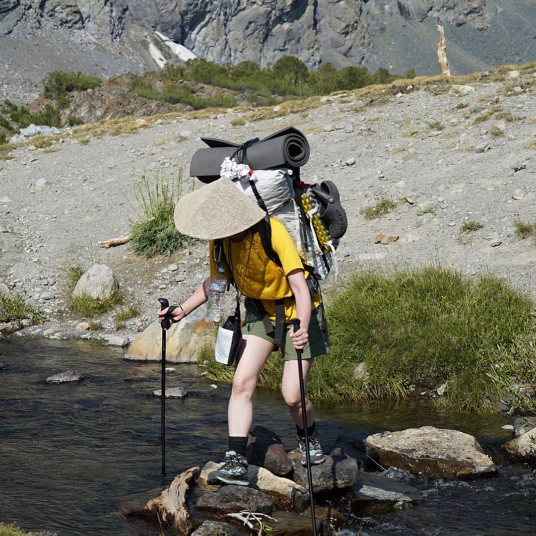 大橋未歩さんのインスタグラム写真 - (大橋未歩Instagram)「#ジョンミュアートレイル  #シエラネバダ山脈　の旅。 3日目。 乾燥する山々を1日7、8時間歩くので なにより大切なのは水。そして最も重いのも水。心配だからとたくさん持てば、そのぶん汗もかくし目的地到達の時間も遅れます。塩梅がとても難しいのです😳  朝、湖畔に張ったテントを発つ時にその後の道程で必要な水の量を計算します。私は600ml、夫は900ml をベースに、地図を見てルート上の水場（川や湖）までの距離と標高差から、必要な分量の水を計算して予備のウォーターバッグに補給します。これがだいたい1〜2リットル。 ただ、やはり思いのほか喉が乾いて飲み過ぎちゃうことが多々あり😱 そんな時に出会う川が本当に有難いのです😭 #カタダインビーフリー の携帯浄水器で浄水して飲む瞬間が最高😍  この浄水器は、使わない時はコンパクトに折り畳めるし、水に含まれる微生物を99.9%、バクテリアを99.9999%除去する性能を持っているとのこと。 アウトドア好きにはオススメですよ😍 浄水って言っても超簡単。 川の水をボトルに汲んで、飲み口をセットし、ギュッと押すだけでのめちゃうんです。  また後々食料についても書きたいと思いますが、とにかく重宝したのが フリーズドライのラーメンの具。 軽量化したい&野菜もたくさんとりたいの願いを叶える夢の食料😂  朝は粉末コーンスープに入れて 飲むのが定番でした😊  #ジェムレイク #ビリーレイク　でテント泊。  #jmt  #longtrail  #longdistancehiking」4月11日 1時19分 - o_solemiho815