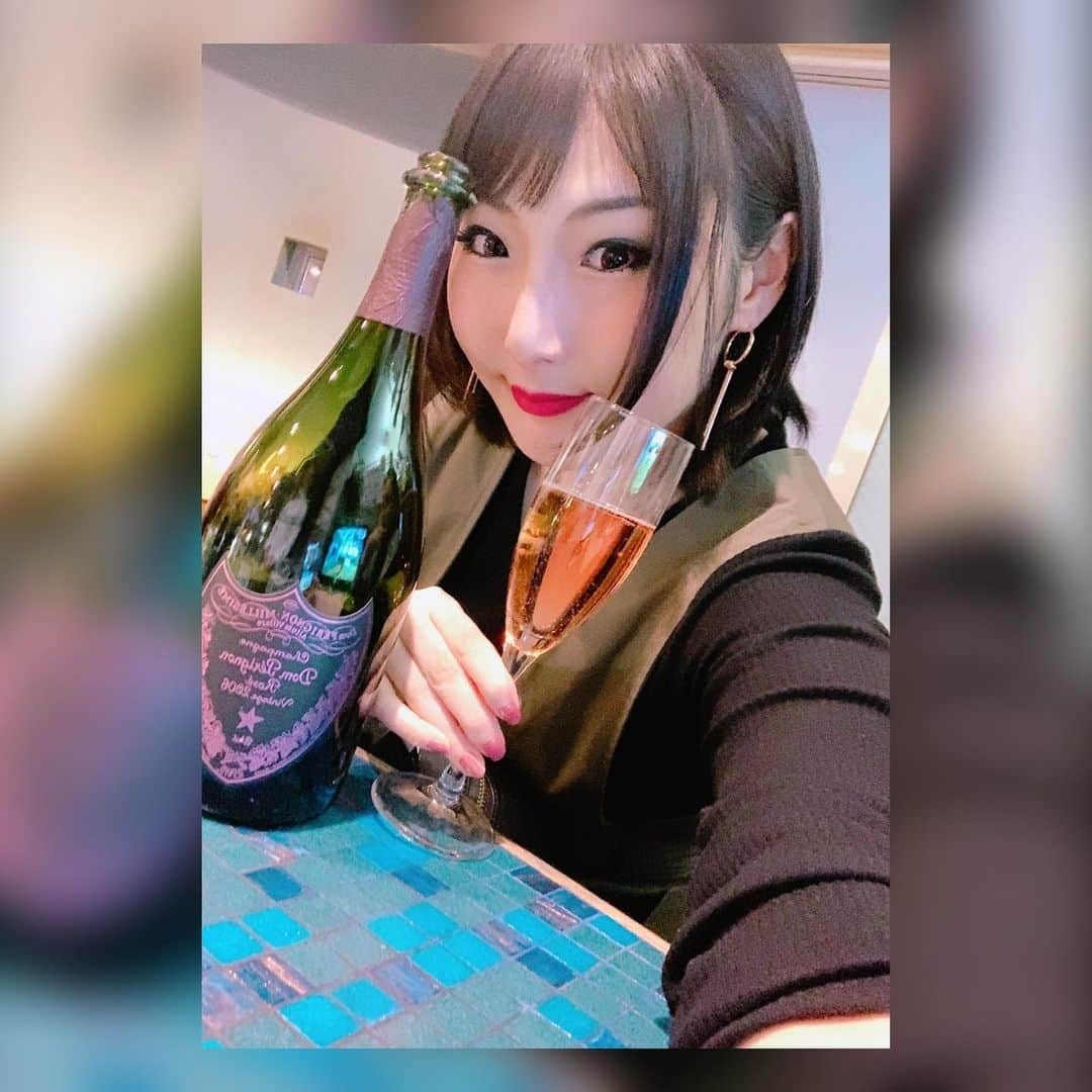 真琴さんのインスタグラム写真 - (真琴Instagram)「好きな時に好きなところへ早くおでかけしたいです…🥂」4月11日 1時23分 - makochan926