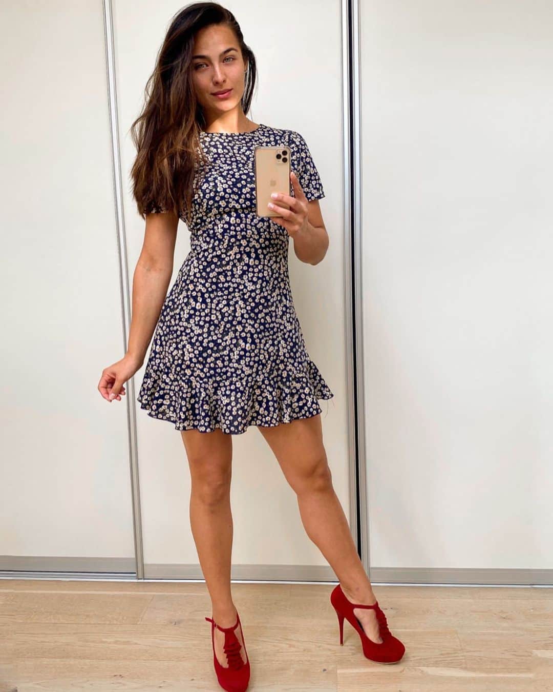 Dutchさんのインスタグラム写真 - (DutchInstagram)「𝐹𝓇𝒾𝒹𝒶𝓎 𝐹𝒶𝓋𝑜𝓇𝒾𝓉𝑒𝓈💕 Dress 1 or 2?💁🏻‍♀️ I forgot how high heels and a sweet summer outfit makes me feel😍 with that I forgot that I gave almost all my clothing to a good cause and I didn’t buy anything new yet😅 Time to shop!😏 - #outfitinspiration #shopping ps. Outfits are From last years collections! I’ll show you more relevant outfits when I shopped❤️」4月11日 1時31分 - nochtlii