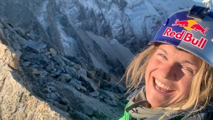 エミリー・ハリントンのインスタグラム：「#RequiredRewind La Esfinge, Cordillera Blanca, Peru 2019  In honor of my dear friend and ultimate badass queen @myshellparker’s birthday 🎂 I’m throwing it all the way back to last August when we climbed The Original 1985 Route on La Esfinge in 🇵🇪. 2000ft granite big wall at 17,000ft with pitches up to 5.10R? Seriously nbd for a pro skier 😆 Michelle flashed her hardest trad lead ever on a spicy 5.10 R pitch in the middle of the wall during our ascent. She asked me what the grade was and if she should lead it. “Ummmm I’m not sure actually maybe 5.8 or 5.9?” I replied 😂. She racked up and never faltered once - it was an amazing display of how the mental strength acquired during years of perfecting one athletic art form (big mountain skiing) can translate into another with the proper focus, belief, and desire. What a legend!  We climbed the route in a single 10.5 hour push and about 16 hours round trip. Many parties choose to sleep on the wall; we nervously watched a party epic the night before we climbed and take around 26 hours, their lights bobbling around in space for hours high on the wall. But we chose to try for the in a day ascent because even though it was Michelle’s first big wall experience who wants to bivy at 17,000ft in the winter when they don’t have to!? Plus it’s more fun that way 😊// We were lucky to have an all-star team with us to help rig and film [@jonglassberg @louderthan11 @robrtomorales @nicolas_navarrete.ec @reelwater @alpenglowexpeditions you guys are epic 🙏🙏🙏] so check out the film #Originate2 on @redbull  TV [Link in Profile]* // @reelwater  HAPPY FRIGGIN’ BIRTHDAY @myshellparker YOU DA BEST 💕💕💕」