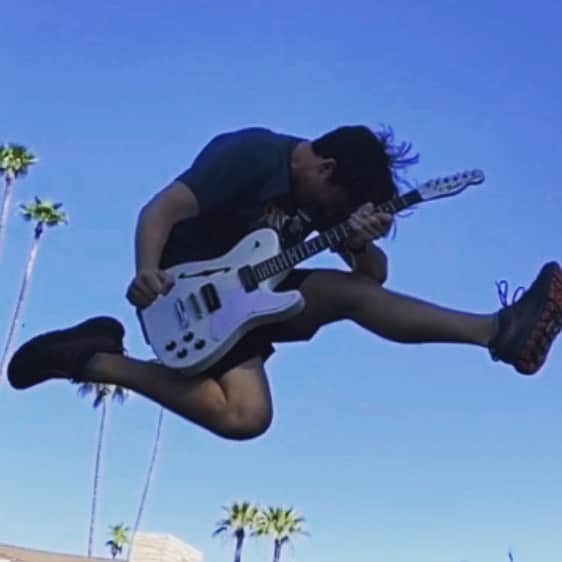 Jimmy Eat Worldのインスタグラム：「Working out some tech issues so sorry, no acoustic set today. Next week we hope to have something thing special though. In the meantime, you can check out my takeover of @fender instastories today. Which will include my training montage perfecting my April guitar month jump.」
