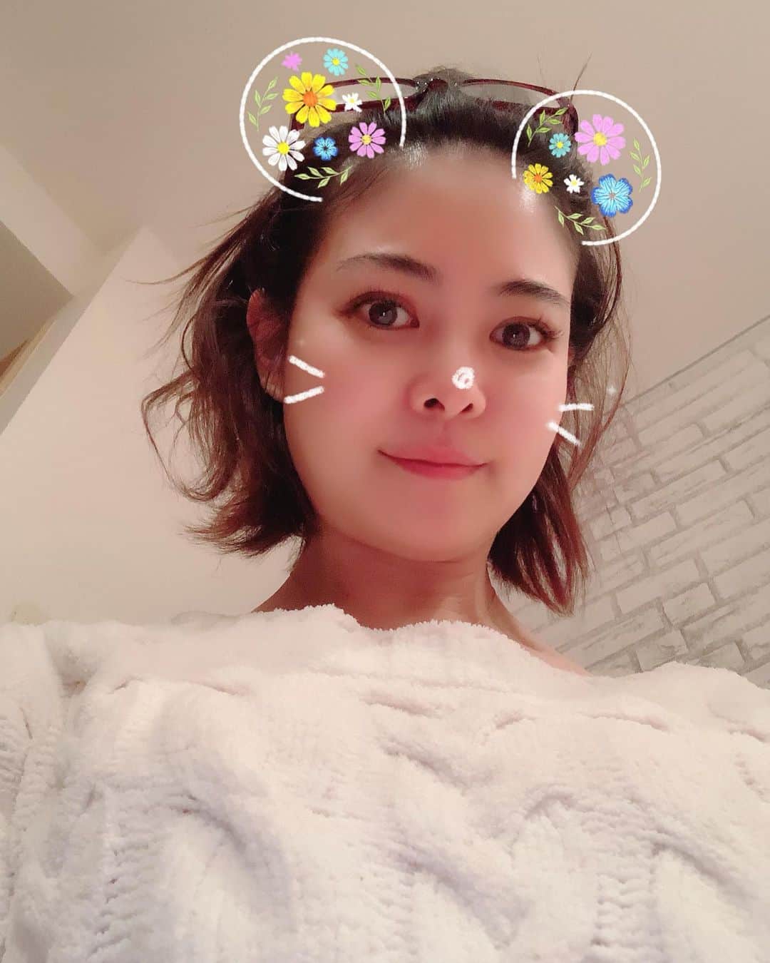 吉田玲奈さんのインスタグラム写真 - (吉田玲奈Instagram)「夜更かしが止まらない⭐💤 ストーリーが渋滞中なのでこっちw  #真夜中 #おうち時間  #食べて寝ての繰り返し  #夜更かし #早く寝たいのに寝れない  #2週間以上お酒飲んでない #おやすみなさい #コロナに負けるな」4月11日 1時54分 - reina.yoshida.ciel.1218