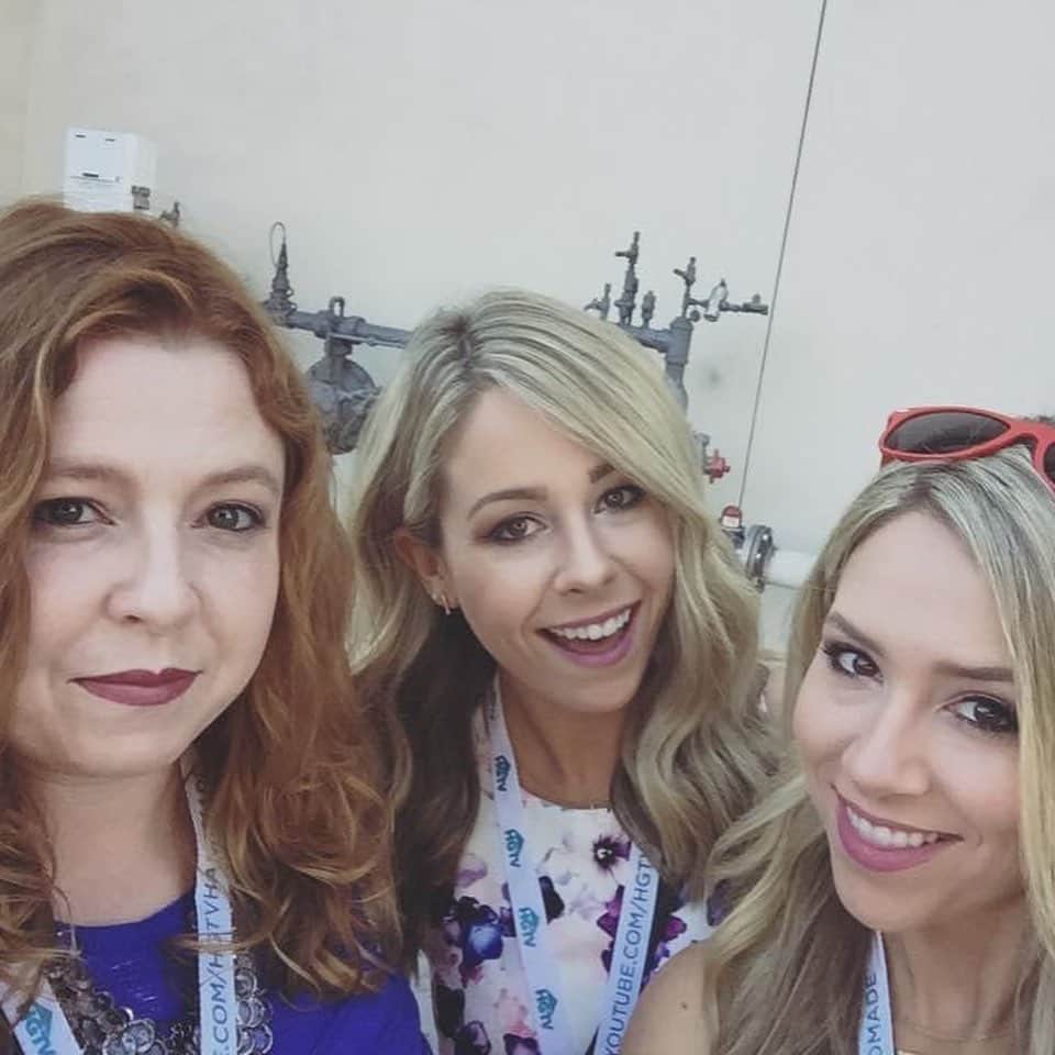 Tracy and Stefanieさんのインスタグラム写真 - (Tracy and StefanieInstagram)「Happy #NationalSiblingDay! I guess we kind of like each other. 😊 @haswain #sisters PS if you have siblings, how many do you have??」4月11日 1時54分 - eleventhgorgeous