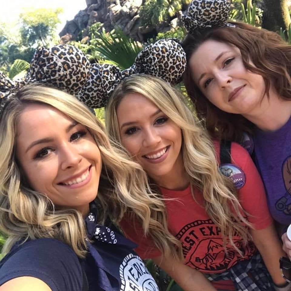 Tracy and Stefanieさんのインスタグラム写真 - (Tracy and StefanieInstagram)「Happy #NationalSiblingDay! I guess we kind of like each other. 😊 @haswain #sisters PS if you have siblings, how many do you have??」4月11日 1時54分 - eleventhgorgeous