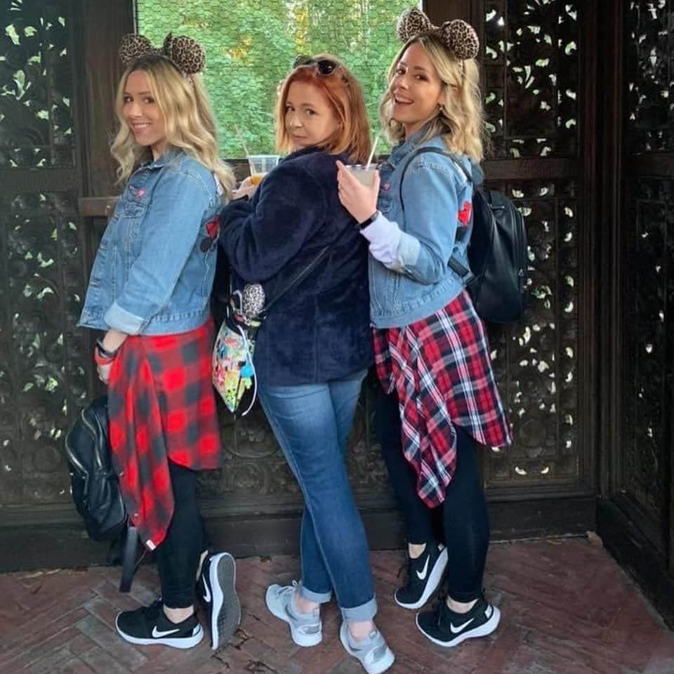 Tracy and Stefanieさんのインスタグラム写真 - (Tracy and StefanieInstagram)「Happy #NationalSiblingDay! I guess we kind of like each other. 😊 @haswain #sisters PS if you have siblings, how many do you have??」4月11日 1時54分 - eleventhgorgeous