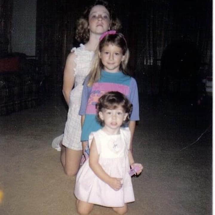 Tracy and Stefanieのインスタグラム：「Happy #NationalSiblingDay! I guess we kind of like each other. 😊 @haswain #sisters PS if you have siblings, how many do you have??」