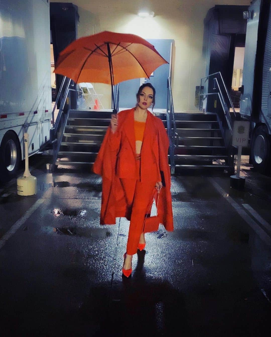 エリザベス・ギリースのインスタグラム：「*ORANGE ALERT* NEW DYNASTY TONIGHT!! Don’t miss it. Really, don’t. Watch it for the outfits, if you must.」