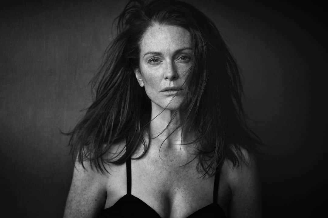 ピーター・リンドバーグさんのインスタグラム写真 - (ピーター・リンドバーグInstagram)「Julianne Moore, New York, 2016 #LindberghStories #JulianneMoore #TheCal #Pirelli #ShadowsOnTheWall #LindberghBooks #TASCHEN」4月11日 2時04分 - therealpeterlindbergh