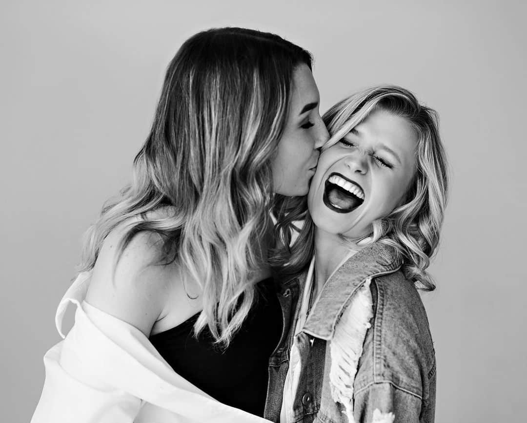 カーステン・ムーア＝タワーズのインスタグラム：「Happy National Siblings day to my way younger, way cooler sister 🖤🤍 📸1 @oneforthewall 📸2 @sherrytowers16 probably?」