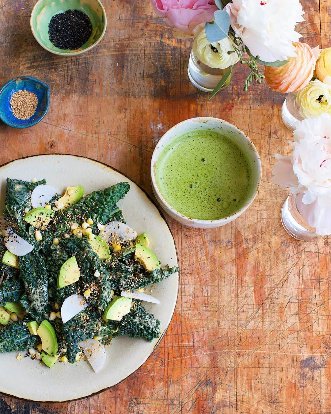 キャンディス・クマイさんのインスタグラム写真 - (キャンディス・クマイInstagram)「k a l e  a v o c a d o🥬🥑c a e s a r  with tahini miso, a touch of honey/maple and apple 🍎 cider vinegar, this umami-lover’s salad is the perfect way to take something old and make it your own. + this weekend, carry more of the world with love 💕 + cook more + stay gorgeous with my recipes + positive vibes xx 💋 ck SERVES 4  INGREDIENTS For the salad: 1 large bunch Lacinato or curly kale finely chopped, kale massaged well  1 ear raw white corn, shaved off the cobb (approximately ½ cup) 1 cup radish, peeled, thinly sliced into half-moons  2 avocados, halved, pitted, peeled and cut into ¾ inch cubes  2 tablespoons gomashio, (crushed toasted sesame seeds) or hemp seeds **Cook at 350 degrees for approximately 16-18 minutes  For the Miso Caesar Dressing: ¼ cup tahini paste  ¼ cup organic red or white miso paste ¼ cup rice vinegar or ACV  1 teaspoon honey or maple syrup  Protein Topping: optional 8 ounces of grilled, wild salmon - or-  8 ounces of grilled organic tofu, cubed  Top offs*: (All optional) Toasted sesame seeds Flax Seed Meal Hemp Seeds Furikake or Nori  DIRECTIONS: 1. In a medium mixing bowl, add the ingredients for the dressing, whisk well to combine.  2. Add the finely chopped lacinato kale, raw white corn, and daikon radish and toss well to combine in dressing.  3. To serve, plate up your salad into serving bowls and top with your choice of protein, cubed avocado and toasted sesame seed or hemp seeds. Itadakimasu! 😘🥬🥑😘🥬🥑 be safe at home xx 😘 x ck PAGE MARK THIS RECIPE + tag a FRIEND」4月11日 2時12分 - candicekumai