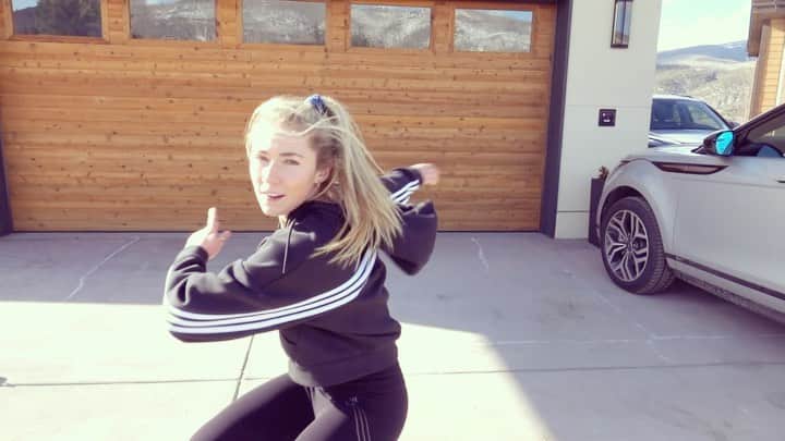 ミカエラ・シフリンのインスタグラム：「I (sort of) learned @galenhooks choreography to “Shut Up and Dance” and it is soooo muchhh funnnn. Lots of leaping and spinning and quick feet and such a good way to practice what I’m supposed to be doing with my arms and face😂😂 (But you should go check out the real video on her page cause that is actually 🔥🔥🔥) ughh dancing is so much fun and a great thing to do especially during these times stuck at home—not only for exercise but also as a way to keep your spirits up! #ShutUpAndDance」