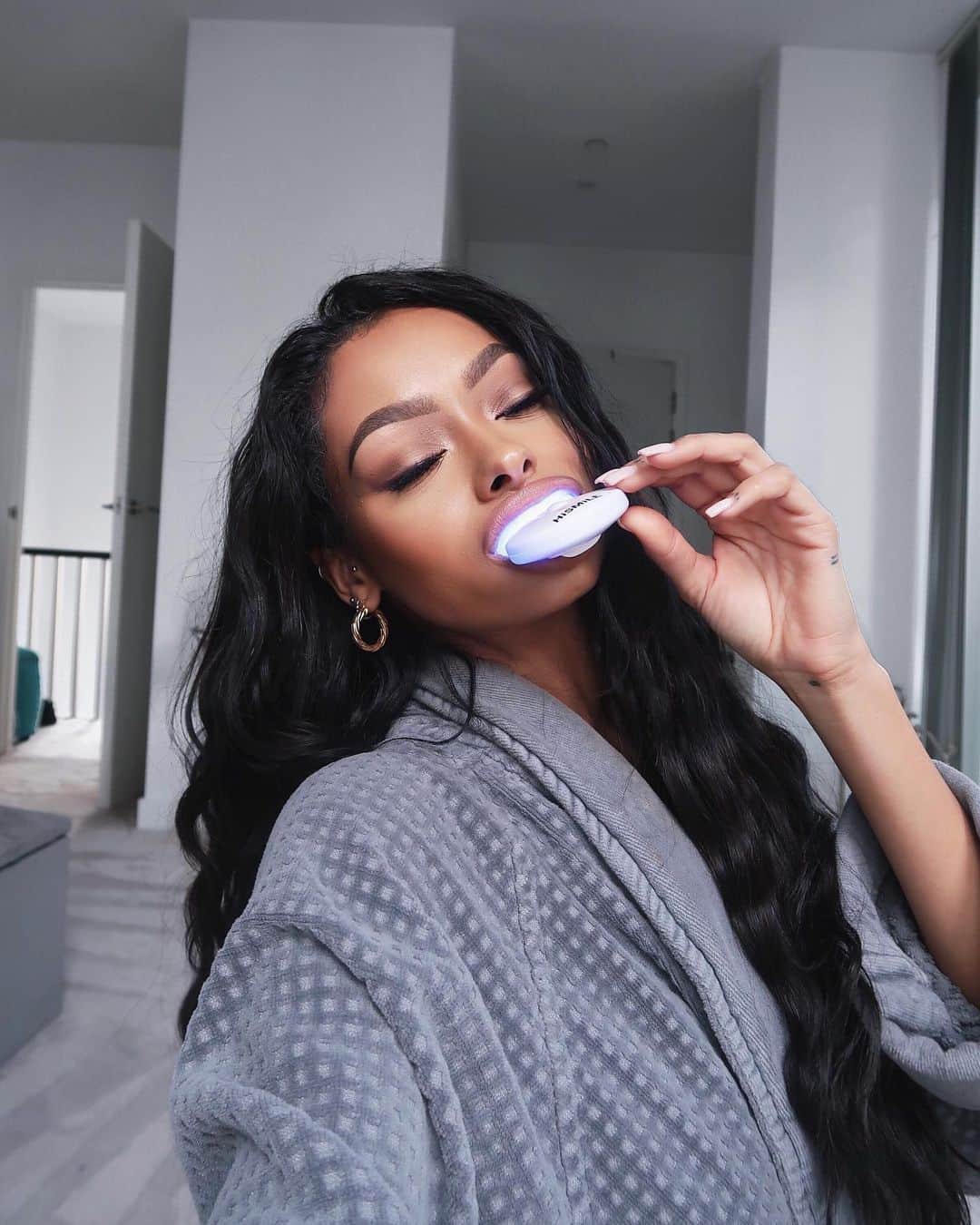 ジェイデ・ピアスのインスタグラム：「I’ve been sharing my teeth journey with you guys for a while now, sharing with you what I’m doing to get my version of a perfect smile. Along with straightening my teeth this year, I’ve continued to use @Hismileteeth to help with my journey. Having used HiSmile for the past 4 years, it’s a brand that I really love and trust and will continue to go back to. If you guys have any questions about anything regarding my teeth just let me know and I’ll get back to you! ❤ #ad #hismileteeth #WFH #whitenfromhome」