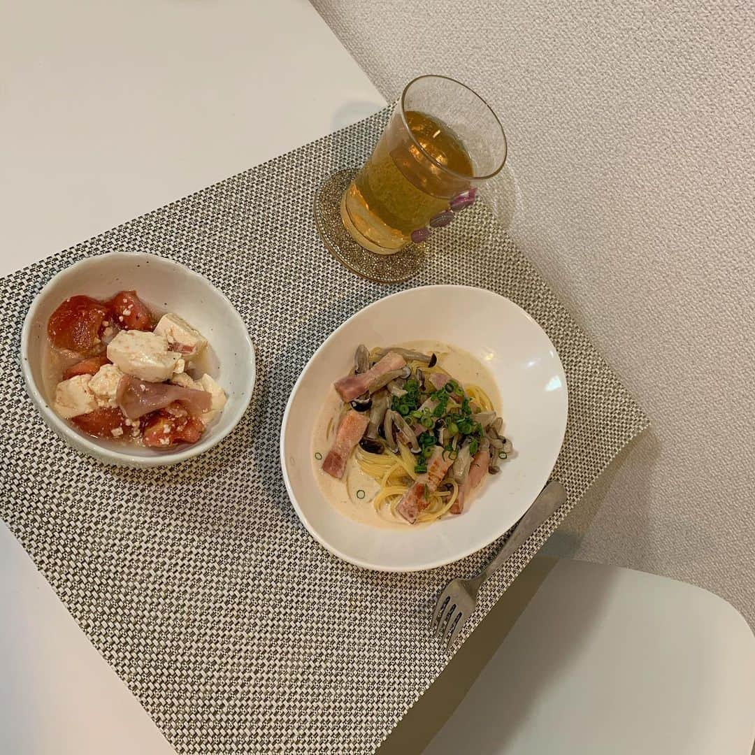 斉藤優里さんのインスタグラム写真 - (斉藤優里Instagram)「ご飯🍚﻿ ・しめじとベーコンの味噌クリームパスタ﻿ ・豆腐とトマトの生ハムサラダ﻿ ﻿ 久しぶりのパスタ♡﻿ 最近ご飯作るのが毎日の楽しみに﻿ なってきてる気がする〜！﻿ お豆腐が混ぜるときに崩れたのが﻿ まだまだ勉強しなきゃいけない所😭﻿ ﻿ そして毎日お酒🍶を飲むのも﻿ 日課になってきている（笑）﻿ 今日はシャンディーガフ🍺﻿ ﻿ ﻿ ﻿ #斉藤優里 #ゆったん﻿ #たんたんたんゆったんたん( •ㅈ• )﻿ #おうち時間 #ご飯 #🍚﻿ #ゆったんのお料理日記 #もぐもぐ﻿」4月11日 2時33分 - yuuri_3ito