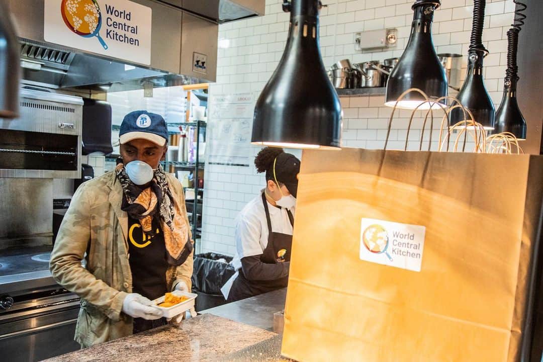 マイケル・B・ジョーダンのインスタグラム：「Restaurant and healthcare workers need our help right now. For the rest of this month I will support by donating daily catered meals to frontline staff workers and healthcare heroes in Newark.  Today I joined @marcuscooks and @chefjoseandres @WCKitchen in launch of the #newarkworkingkitchens .  I grew up with a firsthand view of the food economy in Newark because my dad worked at a food bank and my family had a small catering business. I see how this crisis has deeply challenged my hometown. And so, I’m proud that this partnership not only sustains restaurants through catering orders for people in need, but it also feeds workers going out everyday in spite of this crisis.  This will be a long recovery for Newark's black residents in particular, so thank you to @Audible  for your $1 million / 100,000 meal commitment and also to all Newark businesses, restaurants and nonprofits involved. #chefsforamerica」