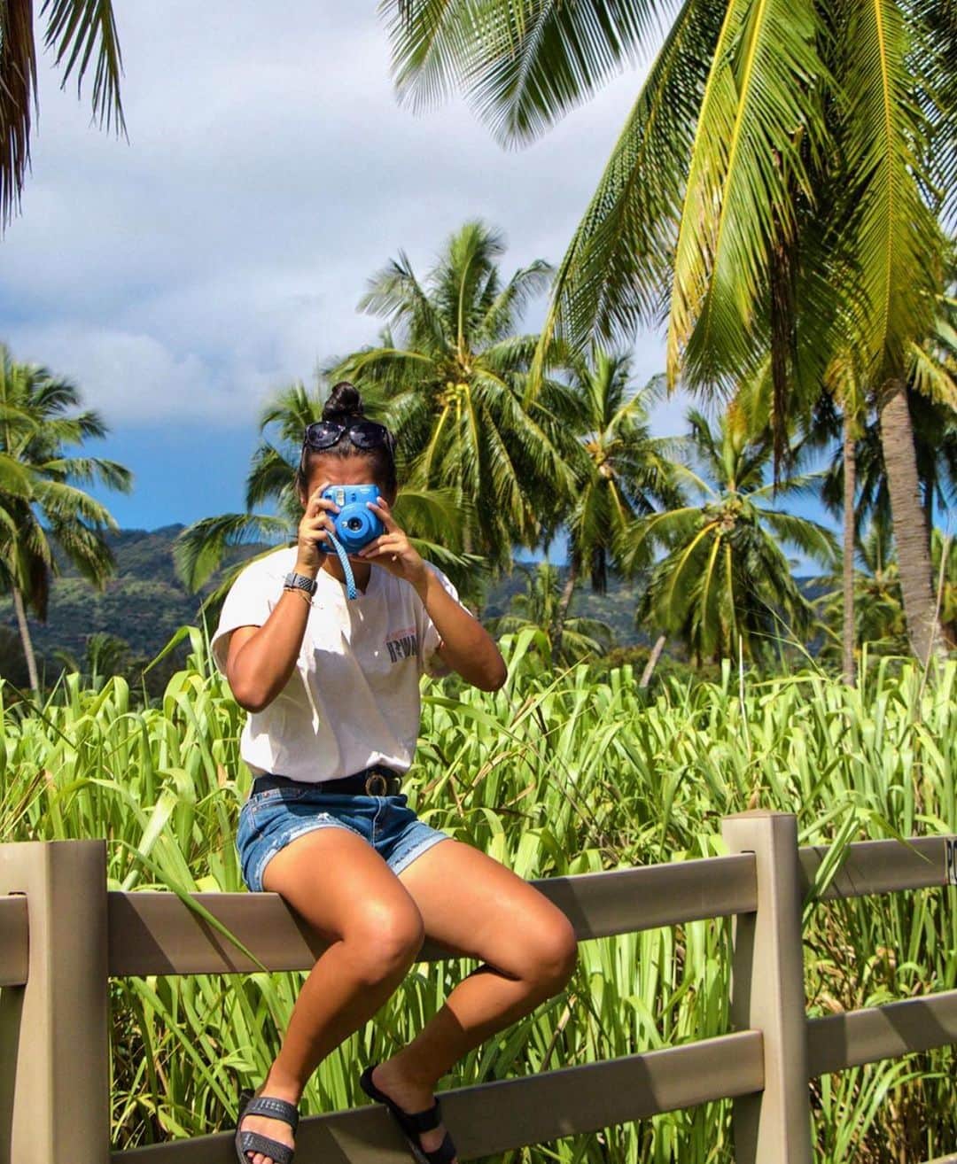 マリブシャツのインスタグラム：「ALOHA FRIDAY! 🌴🤙🏽 📸: @giannaramiscal」