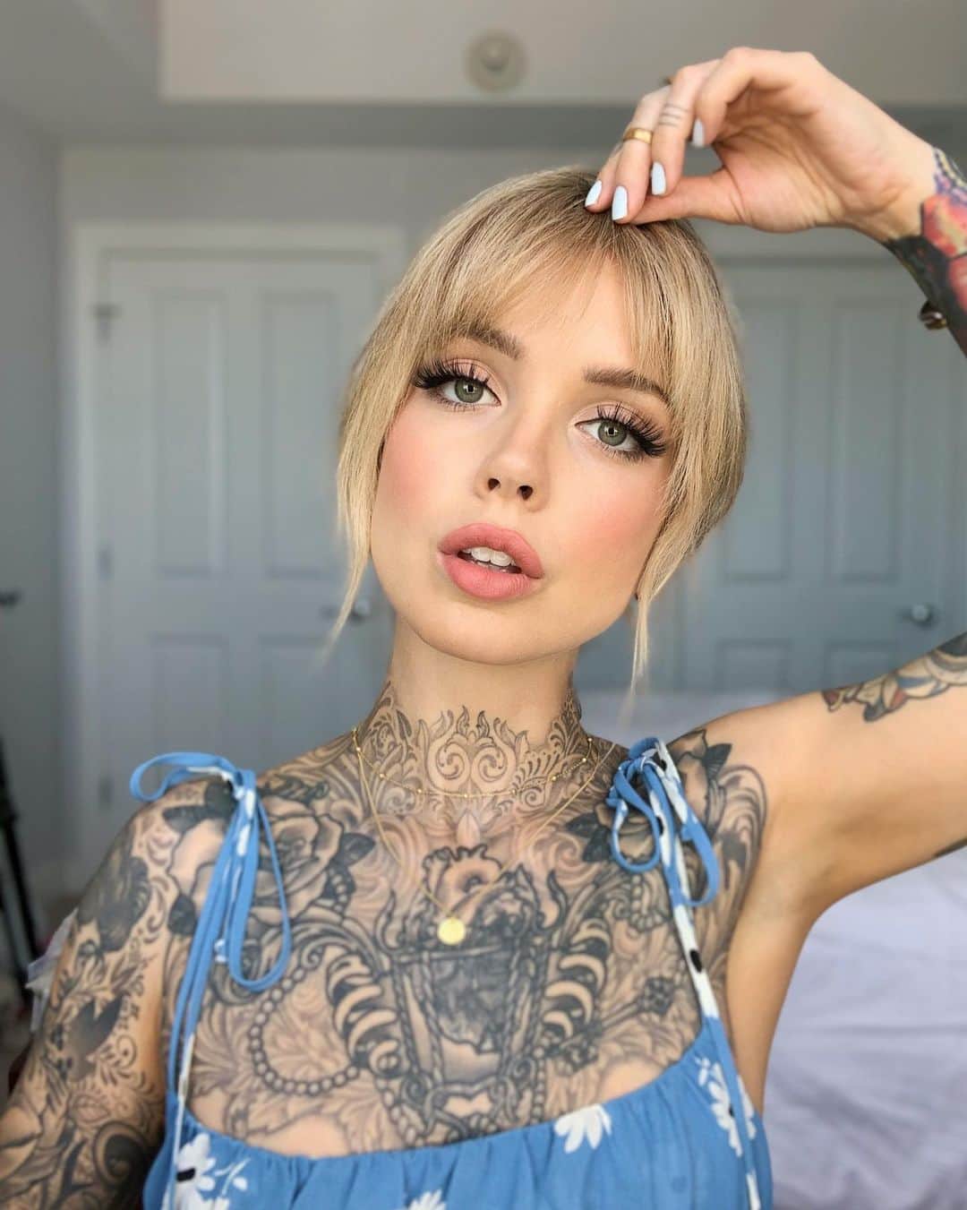 サラ・Xのインスタグラム：「A lil selfie photo shoot I did after filming the tutorial for this look the other day using my @rikilovesriki Riki Tall mirror (gifted - see last image for my new setup!) I used the Bluetooth remote option to take more selfies than I care to admit because I was FEELING IT ✨ officially gamechanging. My tutorial for this look will be on my other account (for women & LGBTQ+ only) DM me if you want to follow it and you’re not already! 💗💕✨」