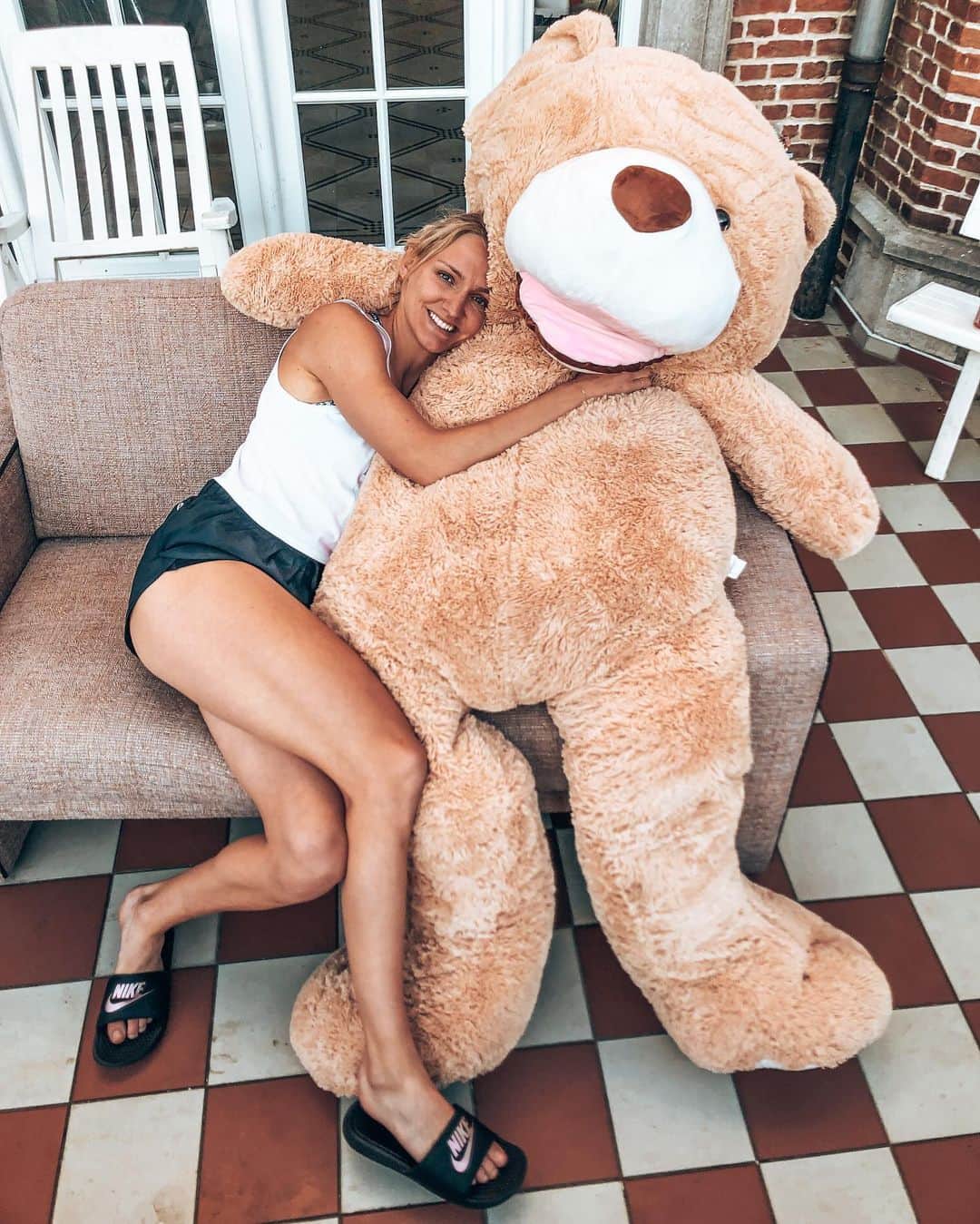 ハンネ・クレスのインスタグラム：「How’s everyone’s Friday night going? I’ve got the bear necessities! 🧸  Who’s got a better caption? 👇🏼😃 #everythingundercontrol #bearnecessities #baloothebear #covid19 #lockdown #teddybear #fridaynightdate」