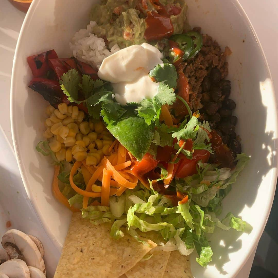 ダニー・リエルさんのインスタグラム写真 - (ダニー・リエルInstagram)「Who wants to get ChipotLAID?! I might have some big bowl movements but we can eat past that.. I have stories, peep them✌🏾」4月11日 2時46分 - dannieriel