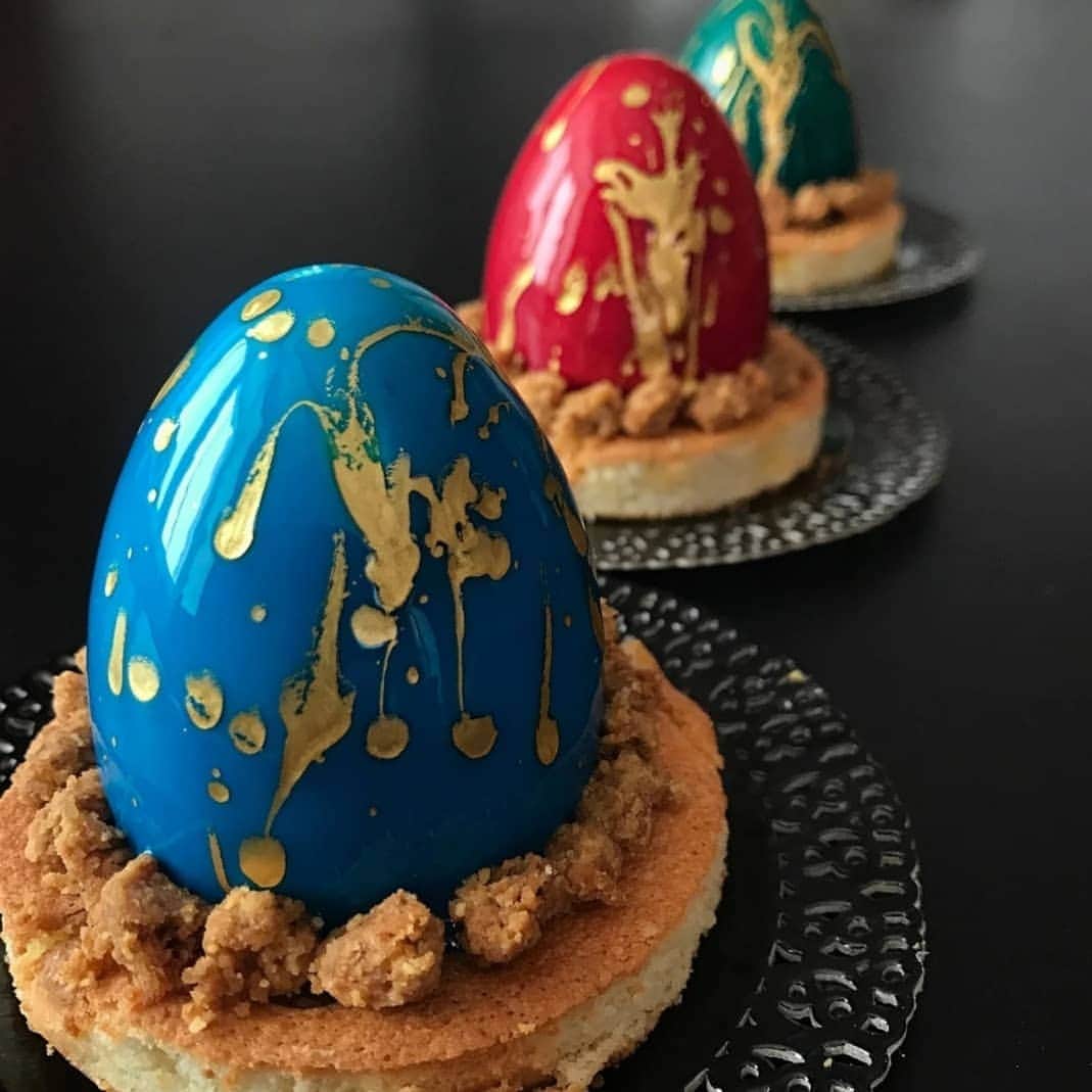 オリガ・ノスコワさんのインスタグラム写真 - (オリガ・ノスコワInstagram)「Photos of last year's Easter cakes🐣🍰 . . . #olganoskova #noskovacake #noskovaonline #pastryschool #cake #art #onlinecourse #pastry #moscow #ufa​ #mirrorglaze #foodporn #food #showcake #pastrychef​ #glaze #ольганоскова #торт #тортыназаказ​ #тортыуфа#cakes​ #masterclass#easter#eastercake」4月11日 2時49分 - olganoskovaa