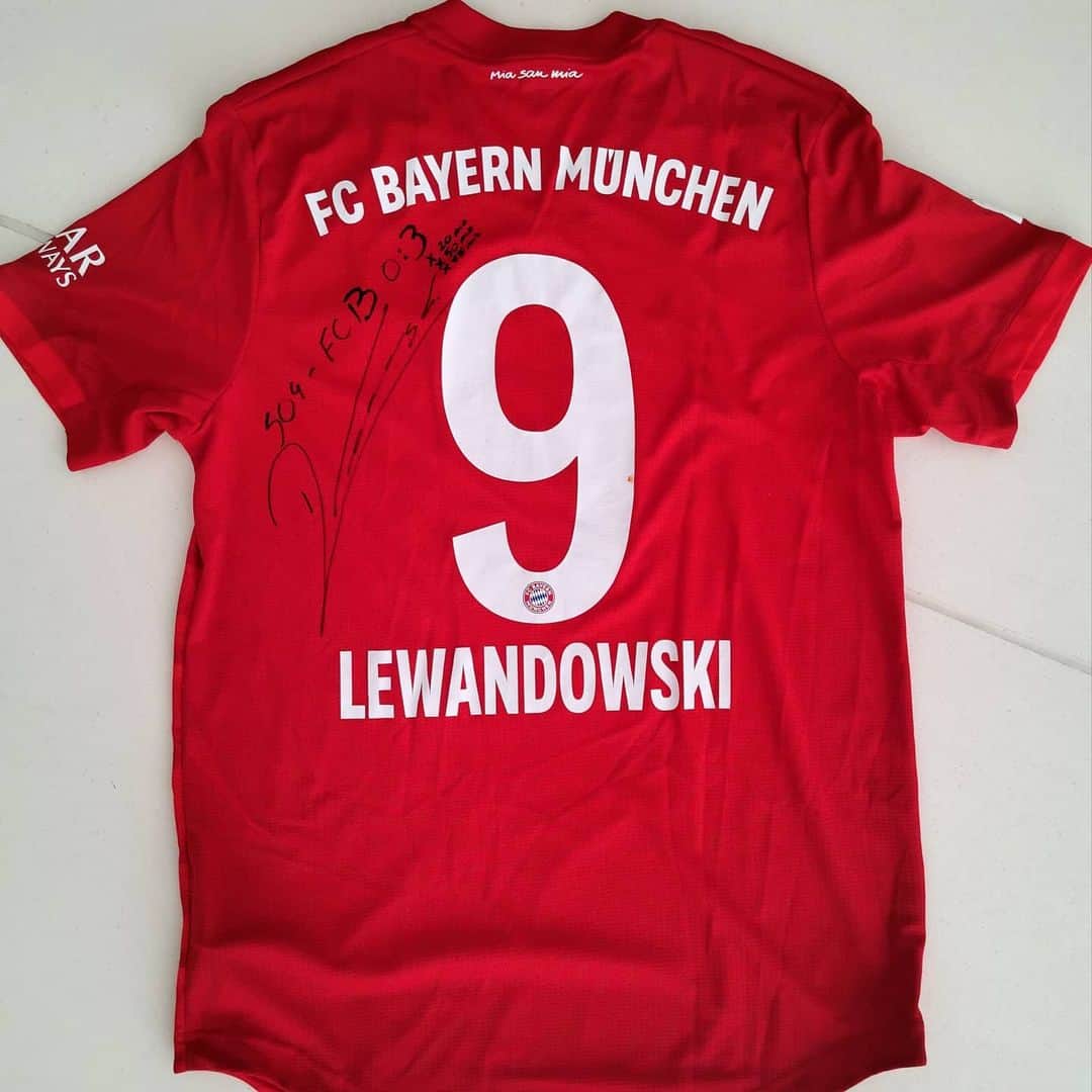 ロベルト・レヴァンドフスキさんのインスタグラム写真 - (ロベルト・レヴァンドフスキInstagram)「This is my jersey from the #Bundesliga match against @s04 in which I managed to score a hattrick⚽⚽⚽ I would like to donate this jersey for auction @less_app as part of the #lessappforhospitals campaign. The entire amount will be transferred to Polish hospitals🙏 #less ➡️ link in bio」4月11日 2時56分 - _rl9