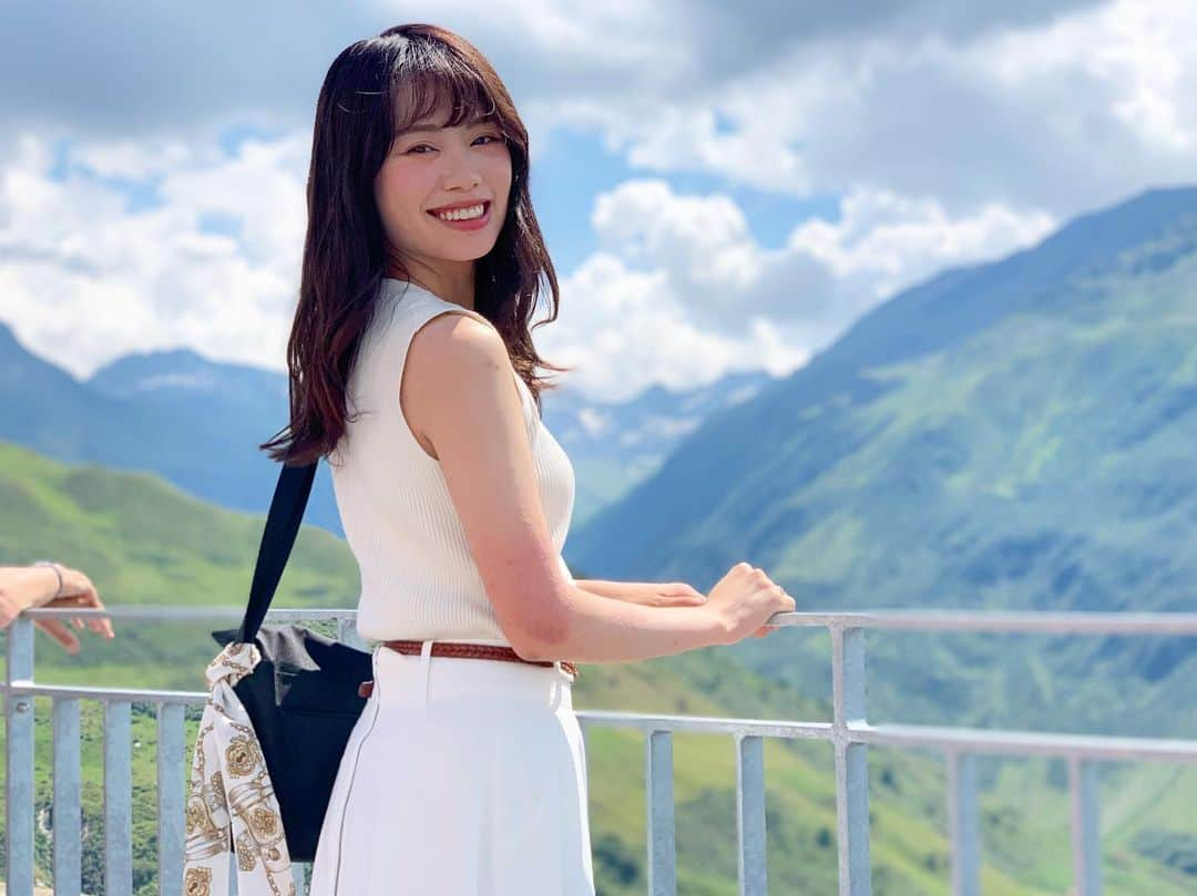 端田三奈未さんのインスタグラム写真 - (端田三奈未Instagram)「📍Andermatt Switzerland﻿  Zürich→Zermattへ行くために﻿ 5時間乗った氷河特急❄️﻿ ランチも食べれて幸せ✌️ 途中停車した地点で撮った写真がとても映えた﻿(カメラマン妹) ﻿ ﻿ ﻿ ﻿ ﻿ ﻿ ﻿ #Switzerland  #zermattswitzerland #zürichsee #inlovewithswitzerland #GlacierExpress #euphoria #exploremyswitzerland #travelswitzerland #swiss🇨🇭 #beautifulworld #landscape_love #氷河特急 #週末旅行 #スイス旅行 #ヨーロッパ #欧州航路 #夏休み #ヨーロッパ旅行 #電車旅 #japanesegirl #旅日記」8月10日 21時50分 - scr_mi