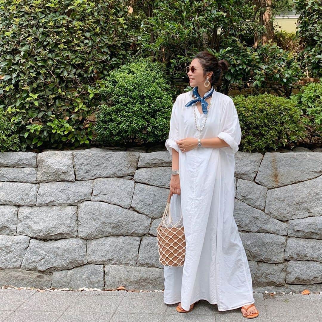 Sayakaのインスタグラム：「* 白ワンピはいろいろ持っているけど、 このカフタンワンピは飽きずにずっと好き❤️ 小物を変えて今年っぽくアレンジ☺️ * * * #fashion #outfit #coordinate #ootd #simple #basic #casual #ronherman #tenronherman #amongout #seadsmara #gap #sayakascoordinate #今日の服 #コーディネート #コーデ #シンプル #シンプルコーデ  #ワンピース #カフタンワンピ #ロンハーマン #アモング #シーズマーラ」