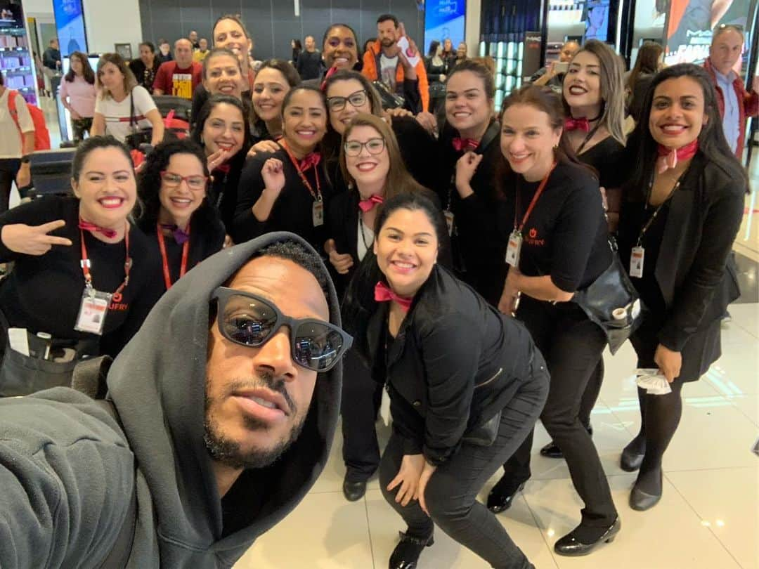 マーロン・ウェイアンズさんのインスタグラム写真 - (マーロン・ウェイアンズInstagram)「Landed at the airport in #saopaolo went to duty free and got nothing but LOVE ❤️ i love Brazil 🇧🇷 siempre i want the whole country to watch my new movie on @netflixbrasil #sextuplets August 16」8月10日 21時47分 - marlonwayans