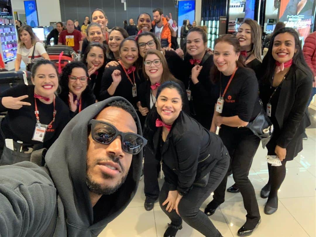 マーロン・ウェイアンズさんのインスタグラム写真 - (マーロン・ウェイアンズInstagram)「Landed at the airport in #saopaolo went to duty free and got nothing but LOVE ❤️ i love Brazil 🇧🇷 siempre i want the whole country to watch my new movie on @netflixbrasil #sextuplets August 16」8月10日 21時47分 - marlonwayans