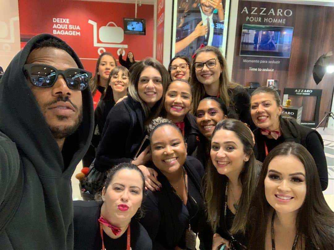 マーロン・ウェイアンズさんのインスタグラム写真 - (マーロン・ウェイアンズInstagram)「Landed at the airport in #saopaolo went to duty free and got nothing but LOVE ❤️ i love Brazil 🇧🇷 siempre i want the whole country to watch my new movie on @netflixbrasil #sextuplets August 16」8月10日 21時47分 - marlonwayans