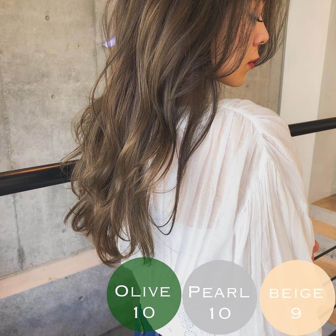 小西涼さんのインスタグラム写真 小西涼instagram 本日はこちら オリーブベージュ 10トーンのオリーブグレーの仕上がり ベージュをベースにして 柔らかい仕上がりに 光に当たると透明感 過去にハイライトを2回してます 表面mix巻き
