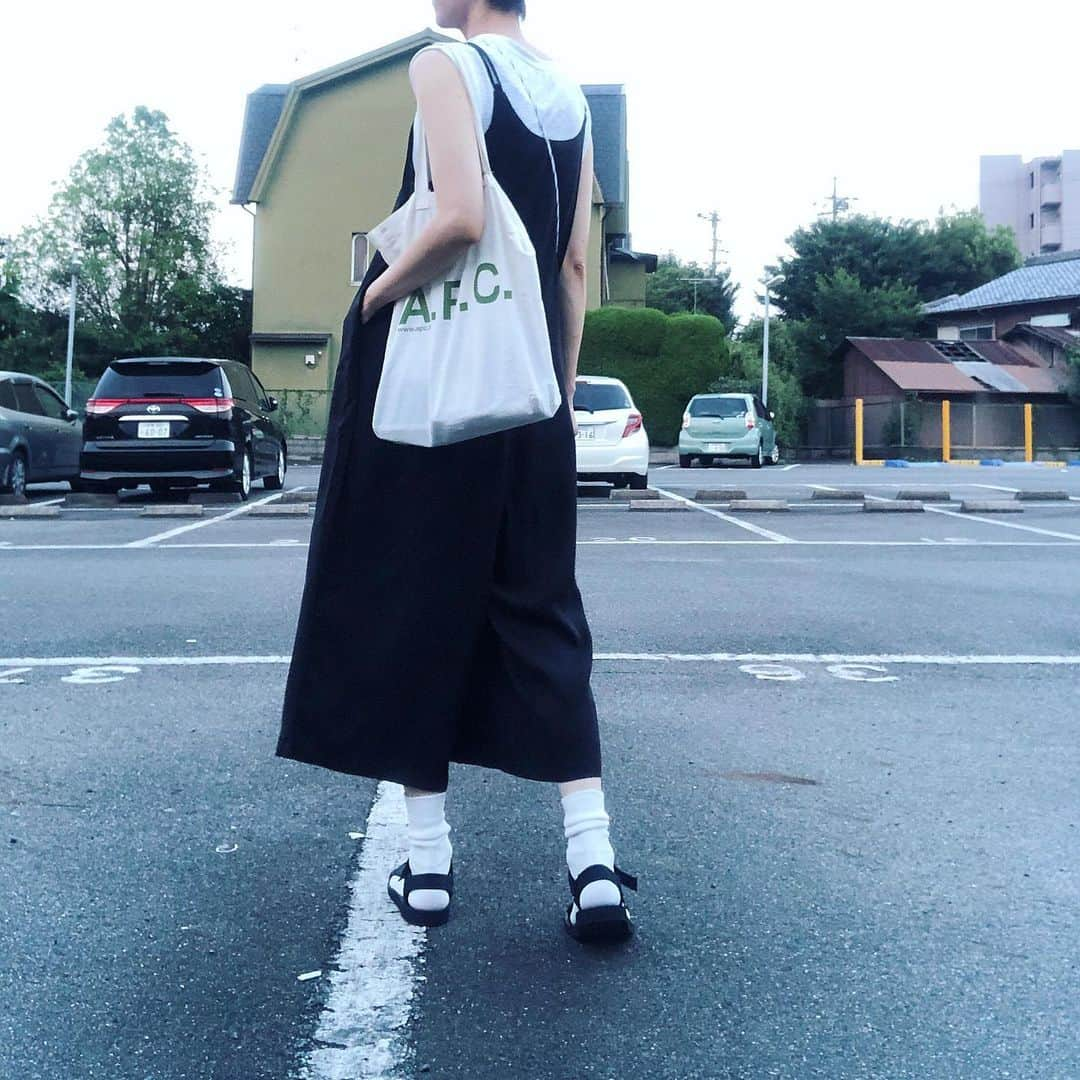 mikiさんのインスタグラム写真 - (mikiInstagram)「* 2019.8.10(sun) ・ 今日から夏休みって人も多いかな？ 私は明日仕事したら連休開始ー！ 台風来ないでね！！🌞🙏✧ ・ ・ #久々外撮り #オールインワン #京都 #38度 #18時以降しか出たくない #そうはいかんよねー #夏 #夏コーデ #夏休み #スポーツサンダル #apc #トートバッグ #モノトーン #白黒 #maisonmankiti」8月10日 20時23分 - miki__072