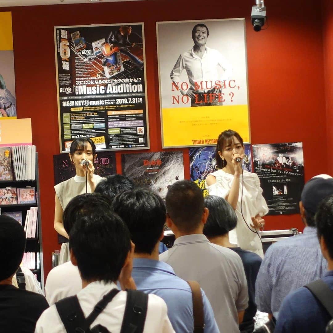 長谷川萌美さんのインスタグラム写真 - (長谷川萌美Instagram)「. . 「タワーレコードアミュプラザ博多店」ありがとうございました❣️ . . 連休初日！#遠いところへ行くのでしょう 私たちと同じように別のところからいらっしゃった方も！ . #ビタスイ 明日も歌います！🎤 久留米の方へ行きます！ 曲目も変えたりしているので ぜひお越しください🤗💓 .  #遠ラブ #ラブストーリーは始まらない #ライブ #live #福岡 #fukuoka #hakata」8月10日 20時24分 - moemi_hasegawa