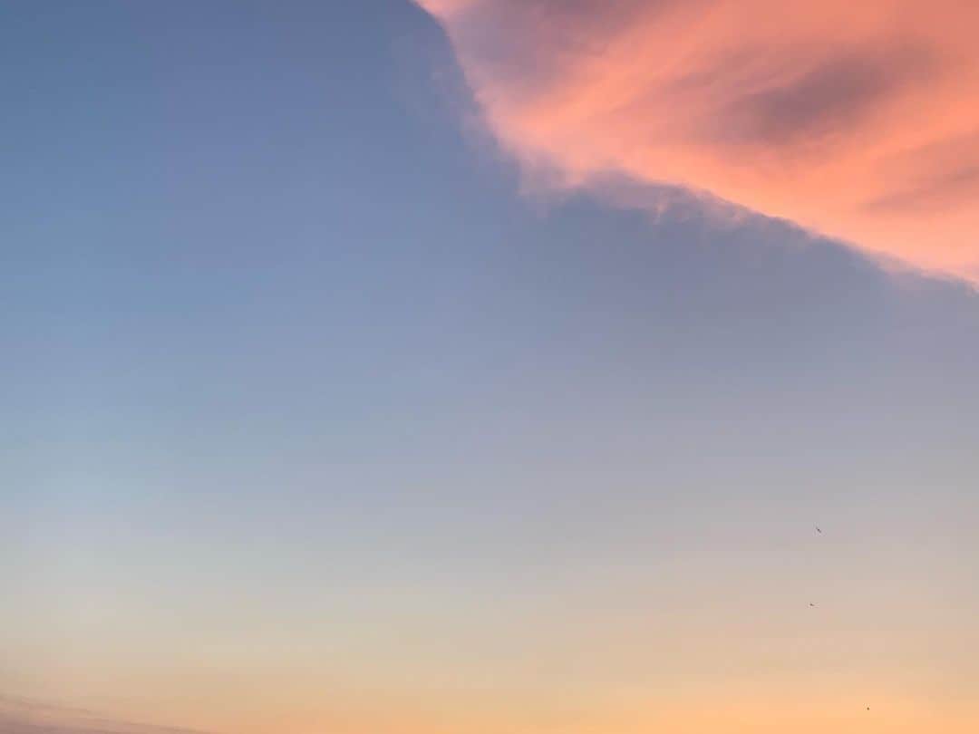 近藤真琴さんのインスタグラム写真 - (近藤真琴Instagram)「・ 今日の空がすごい綺麗だった。 ・ ・ #空見てると落ち着く #空 #sky  #夕焼け #夕焼け空 #夕日  #気持ちが楽になる #いえあ #dela #近藤真琴 #アイドル #instagood」8月10日 20時22分 - onakasuitamakochan