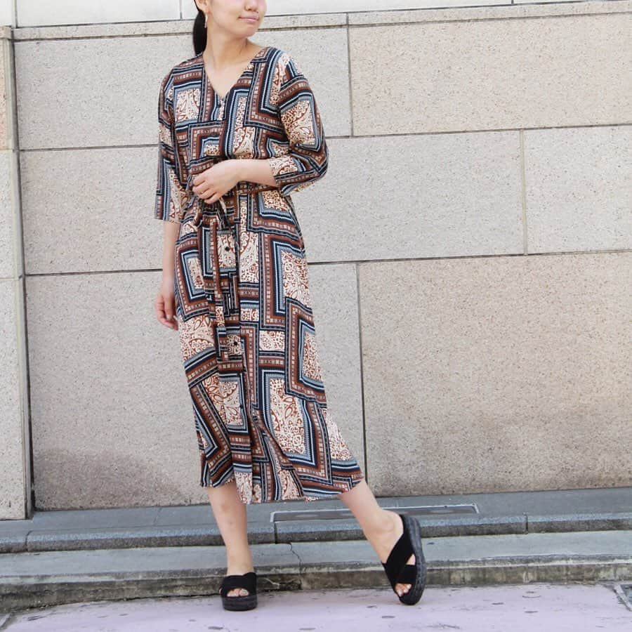 JOURNAL STANDARD relumeさんのインスタグラム写真 - (JOURNAL STANDARD relumeInstagram)「﻿ ﻿ 30℃を超える暑い日々が続くなか﻿お洋服を考えるのも大変ですよね。﻿ ﻿ そんなときノンストレスで一枚でお洒落を叶えてくれるのが“ワンピース”👗﻿ ﻿ relumeでは今から着られて秋まで使える！万能秋ワンピースが沢山揃いました＊﻿ ﻿ 本日は〝楽ちん且つ洒落見えをキープできる優秀ワンピース〟をご紹介いたします💫﻿ ﻿ ﻿ page1~2﻿ コモンプリントエリツキワンピース　﻿ ¥10,000+tax ﻿ no.19040462000230﻿ ﻿ page3~4﻿  ロングスリーブオープンカラーワンピース　﻿ ¥10,000+tax ﻿ no.19040462821020 ﻿ ﻿ page5~6﻿ エスニックプリントVネックワンピース　﻿ ¥10,000+tax ﻿ no.19040462000130﻿ ﻿ ﻿ #onepiece﻿ #summer﻿ #autumn﻿ #dress﻿ #lady﻿ #19fw﻿ #relume﻿ #journalstandardrelume」8月10日 20時28分 - js_relume