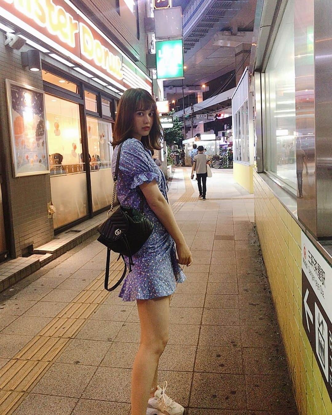 真間玲奈のインスタグラム：「連休前のメンテナンスDAY🦕  DMで問い合わせがあったワンピースは VRIA CHARMEの❤︎胸元の紐で絞れるから長さ調節できるし可愛いしで二度美味しいスタイル💘💘韓国で可愛いお洋服たくさん買い付けてるらしくて日本にはないシルエットやデザインがあるからみてみて〜🇰🇷💕 #vriacharme#韓国ファッション#ばりあしゃるむ#韓国#fashion#ootd」