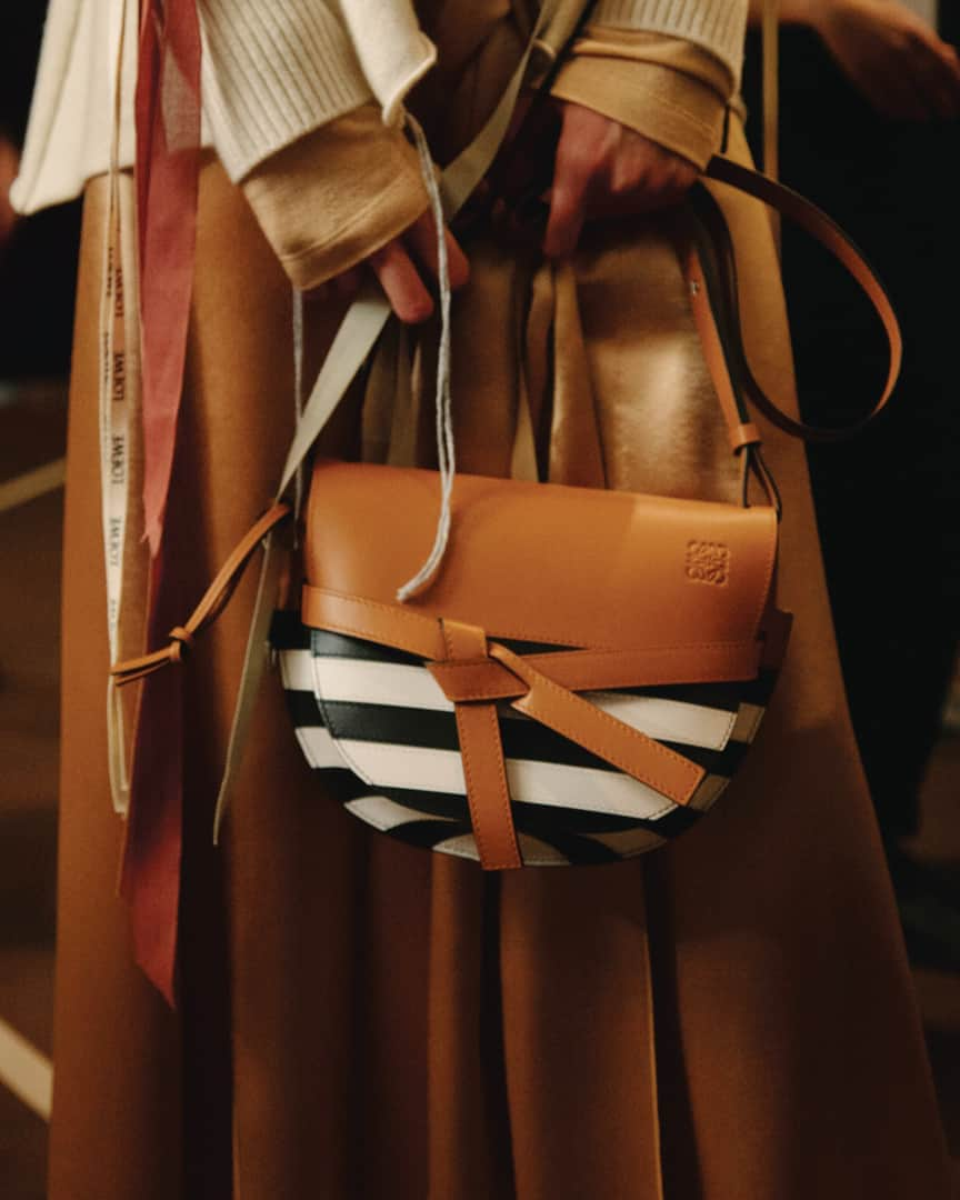 Loeweさんのインスタグラム写真 - (LoeweInstagram)「As seen backstage at #LOEWEFW19 Womens show, strong monochrome stripes bring a nautical influence to our iconic #GateBag. Now available in store and on loewe.com #LOEWE」8月10日 20時30分 - loewe