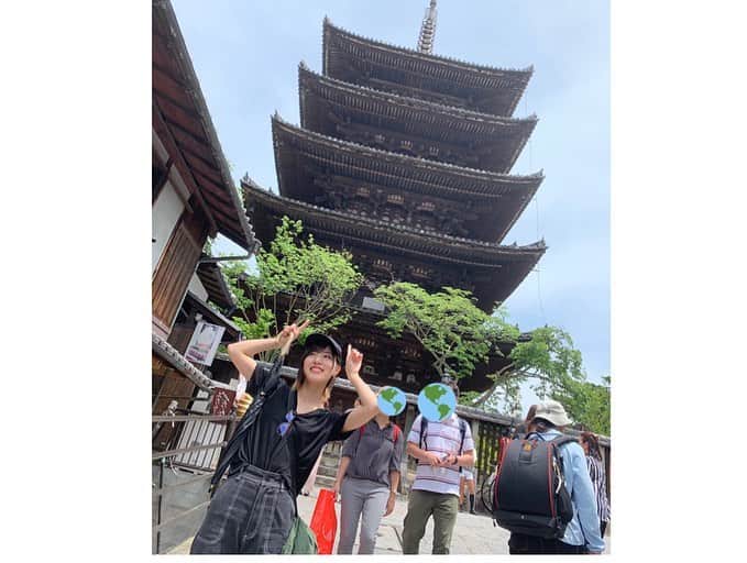 井尻晏菜さんのインスタグラム写真 - (井尻晏菜Instagram)「：﻿ ：﻿ ：﻿ ﻿ 京都住んでてもあまり観光スポットへ﻿ 行ったりしないので、メンバーと出掛ける度に﻿ 新しい発見があって楽しいです☺️！﻿ ﻿ ﻿  ただ映えに慣れてないから﻿ ポーズの映えは今ひとつです。﻿ えへへ🥺﻿ ﻿  映えに特化したメンバーを﻿ 連れて京都旅したいと思います。笑﻿ ﻿ りかてぃーまたよろしく🤝﻿ ﻿ ﻿ ﻿  あっ☺️笑﻿ 最後のお好み焼きは﻿ マヨネーズで書いた落書きが﻿ 思いのほかシュールに描けていたので記念に🙂笑﻿ ﻿ ﻿ #清水寺#二年坂#二念坂#三年坂#三念坂#錦一葉#錦市場#お好み焼きは自宅の#母のお好み焼き旨し」8月10日 20時41分 - ijirianna0120