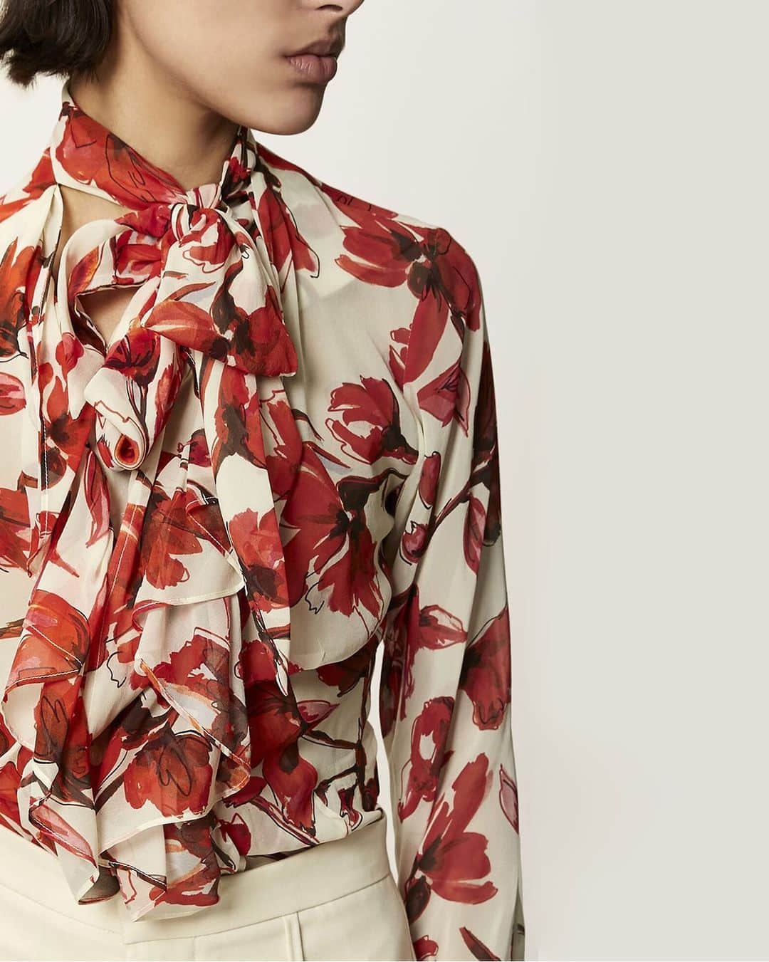 ヴィヴィアンウエストウッドさんのインスタグラム写真 - (ヴィヴィアンウエストウッドInstagram)「The silk Frill Shirt beautifully adorned in a red flower print. Finished with a bow neckline #VWAW1920」8月10日 20時36分 - viviennewestwood