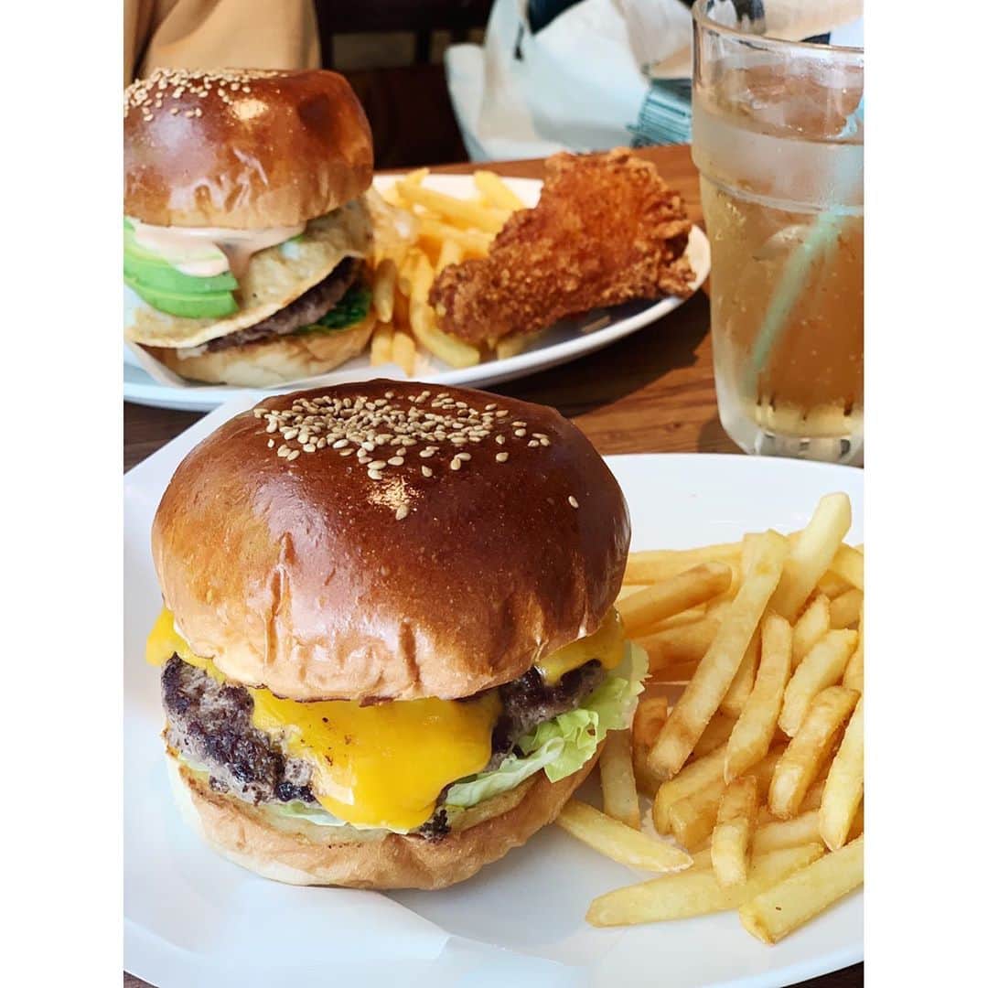 川島幸恵さんのインスタグラム写真 - (川島幸恵Instagram)「🍔🍟🥤🤤﻿ ﻿ ﻿ #hamburger #cheeseburger ﻿ #frenchfries #potato﻿ #gingerale﻿ #大好物」8月10日 20時38分 - sachie118