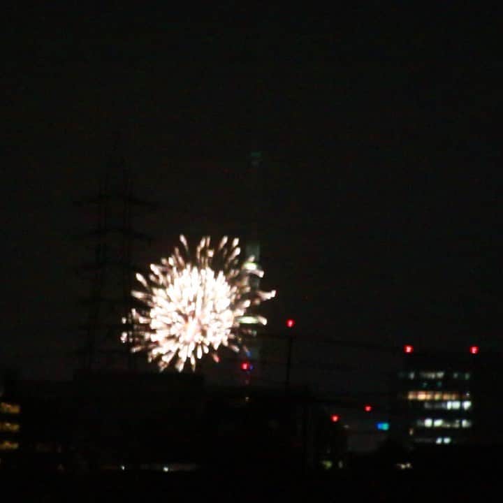 vo_coのインスタグラム：「🎆 神宮の花火、うちのバルコニーからちょうどスカイツリーの手前に見えることを知りました 3年目の夏、初めて地方出張しないタイミングで見れた！ * #神宮外苑花火大会2019 #打ち上げ花火家から見るか現地で見るか #花火大会 #fireworks」