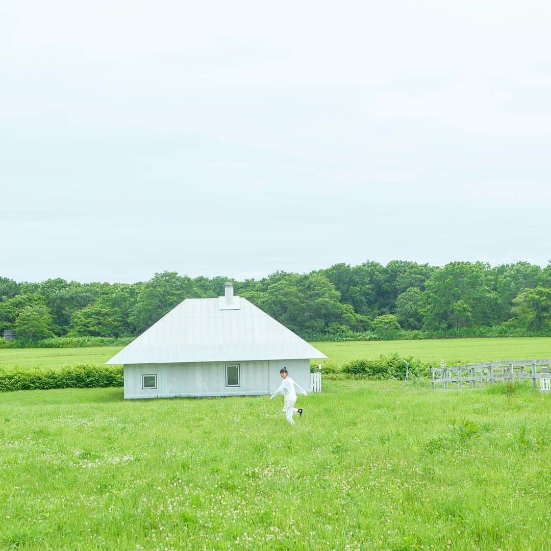 Hanako公式さんのインスタグラム写真 - (Hanako公式Instagram)「十勝の時間に身を任せ、自然で暮らすように泊まる🌿﻿ ﻿ 飛行機と車を乗り継ぐ。清々しい風と牧草地特有の香りを感じながら辿り着く、大樹町・芽武という場所にある〈MEMU EARTH HOTEL〉。2018年秋、スタイリッシュな建築と美しい自然を堪能できるホテルとして開業。宿泊以外にも、十勝の風土を全身で感じられるアクティビティや食を楽しめます！﻿ ﻿ *﻿ ＼明日まで／﻿ 【Hanako読者投稿企画スタート実施中】﻿ ﻿ 📌参加方法﻿ STEP1：今月のお題に合う写真に「#Hanakogram 」と今月のお題の「#わたしの世界旅行」を付けて投稿。﻿ STEP2：Hanako編集部が毎月投稿を審査します。﻿ STEP3：Hanako賞に選ばれた投稿を、Hanako公式Instagramで紹介いたします。﻿ ﻿ 📌期間は7/5〜8/11﻿ Hanako賞に選ばれた方には、今日発売の「銀座ぶどうの木×Hanako限定ショコラサンド」をプレゼント🥕﻿ ﻿ みなさまの投稿、お待ちしております！﻿ ﻿ *﻿ ﻿ 【Hanako_よくばる夏の旅2019発売!!】﻿ #Hanako #Hanako_magazine #旅ごはん #旅グルメ #カフェ巡り #旅の記録 #旅の思い出 #旅行好き #食べ歩き #グルメ部 #グルメ女子 #カフェ部 #グルメ旅行 #今日のごはん #東京グルメ#北海道旅行 #ソフトクリーム  #田中圭 #林遣都 #夏休み #半田ファーム #大樹町 #北海道 #photoby_Takao wasawa﻿ ﻿」8月10日 20時40分 - hanako_magazine
